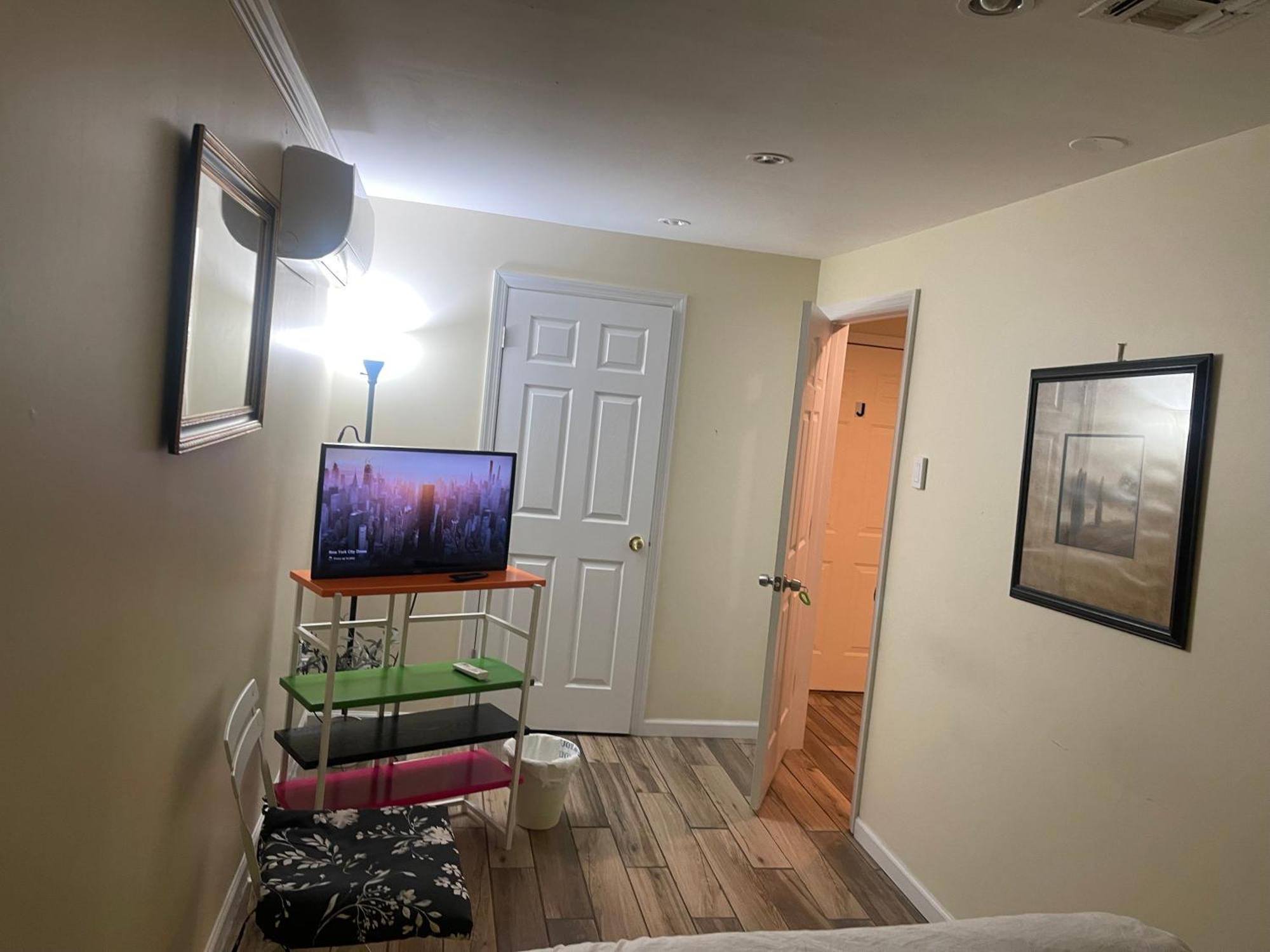 Apartment Peculiar 96 *
