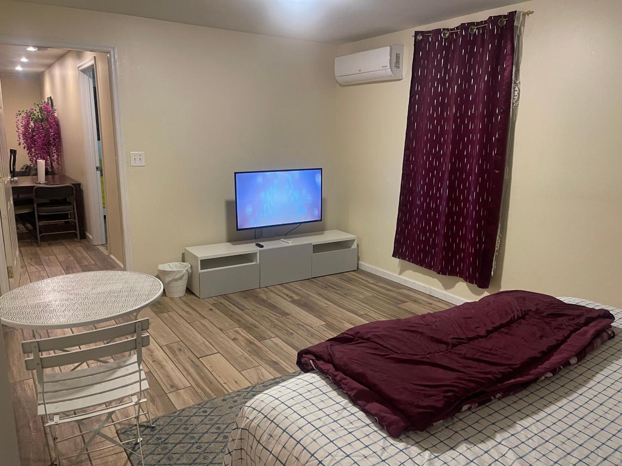 Apartment Peculiar 96